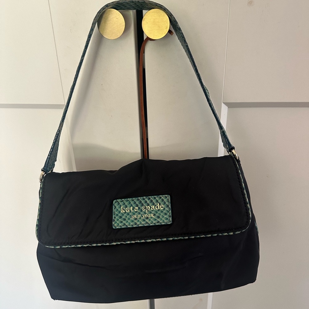 Kate Spade Black and Green Shoulder Bag with Modern Design